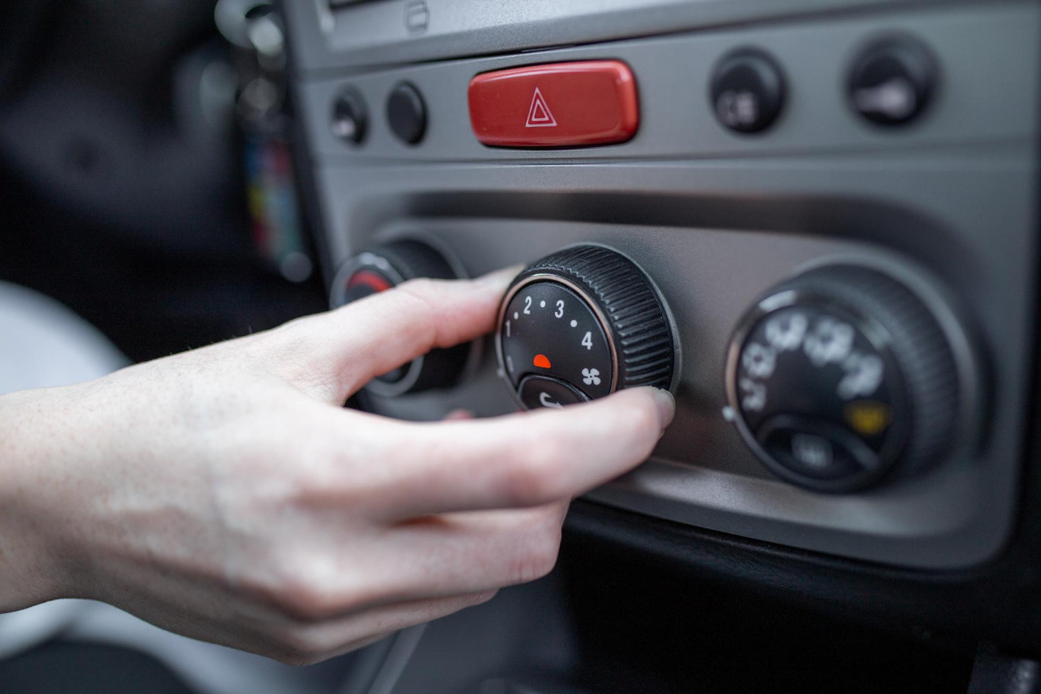 Automobil se na suncu zagrije i do 76 stepeni: Evo kako ga pravilno rashladiti prije vožnje