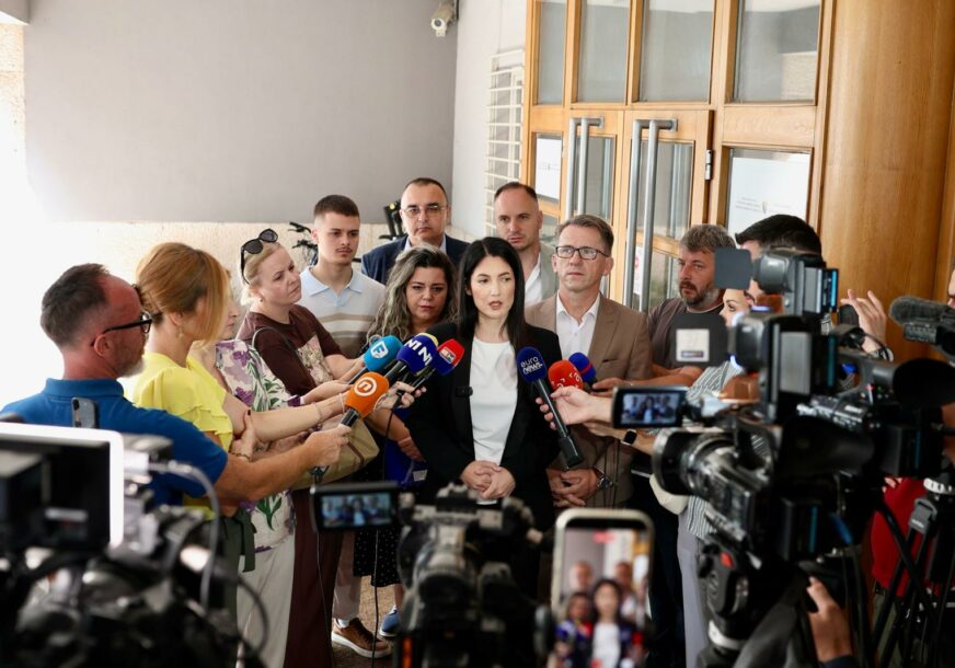 Trivićeva predala izborne liste: Narodni front izlazi na izbore na dva nivoa vlasti