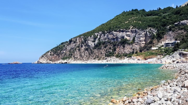 Na pojedinim plažama u Crnoj Gori i dalje zabranjeno kupanje