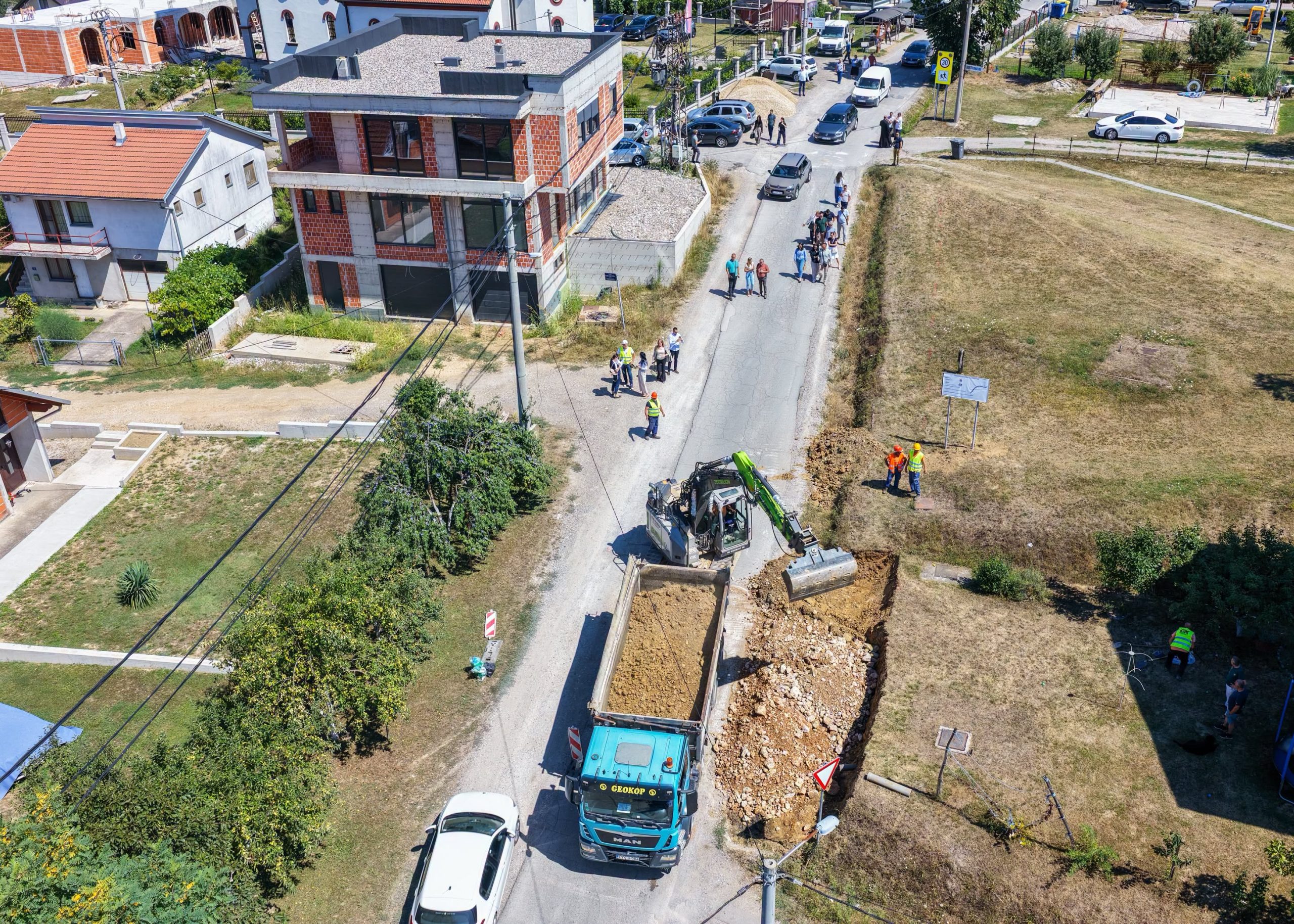 Počela rekonstrukcija glavne saobraćajnice u Priječanima (FOTO)