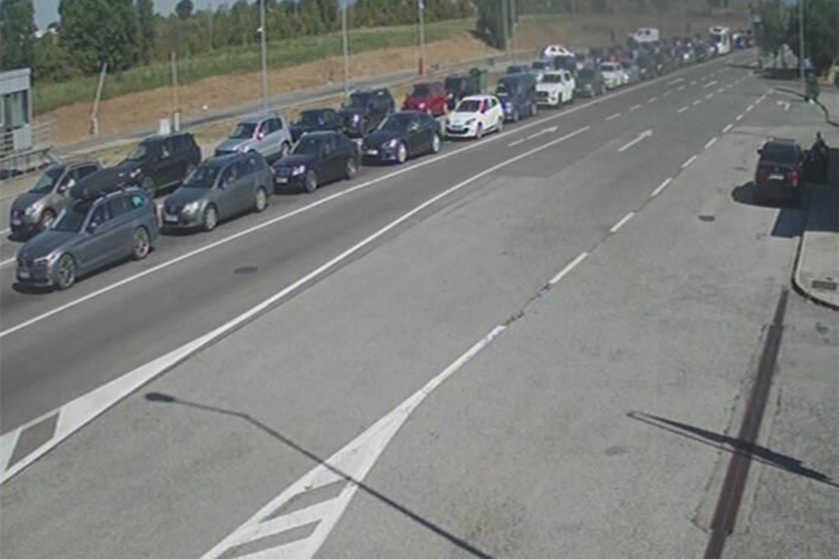 Velike gužve na 12 graničnih prelaza: Vozači na mukama