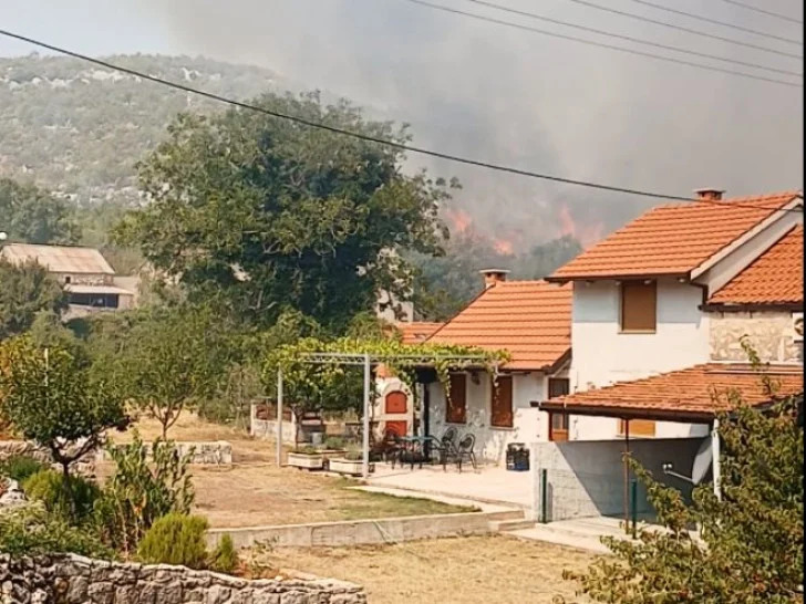 Teška situacija u Trebinju: Požar prijeti kućama, vatra uz put prema Dubrovniku