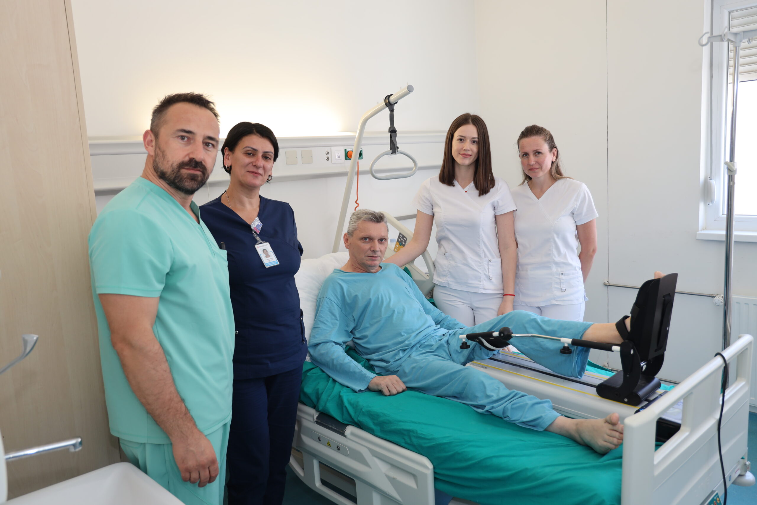 Veliki uspjeh ljekara UKC -a Republike Srpske! Ugrađena totalna proteza koljena pacijentu sa hemofilijom tip A