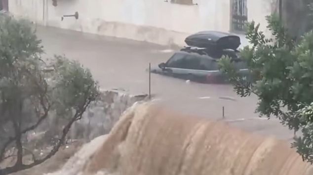 Snažno nevrijeme pogodilo Grčku: Grom teško povrijedio ženu, bujice nosile automobile