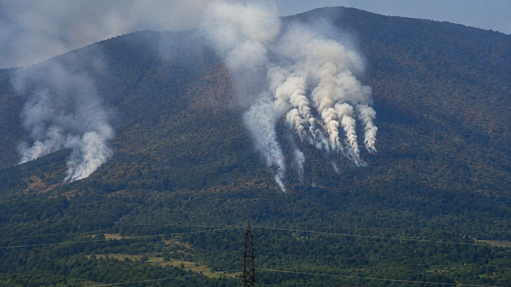 Veliki požar kod Bihaća: Vatrogasce zasutavile mine