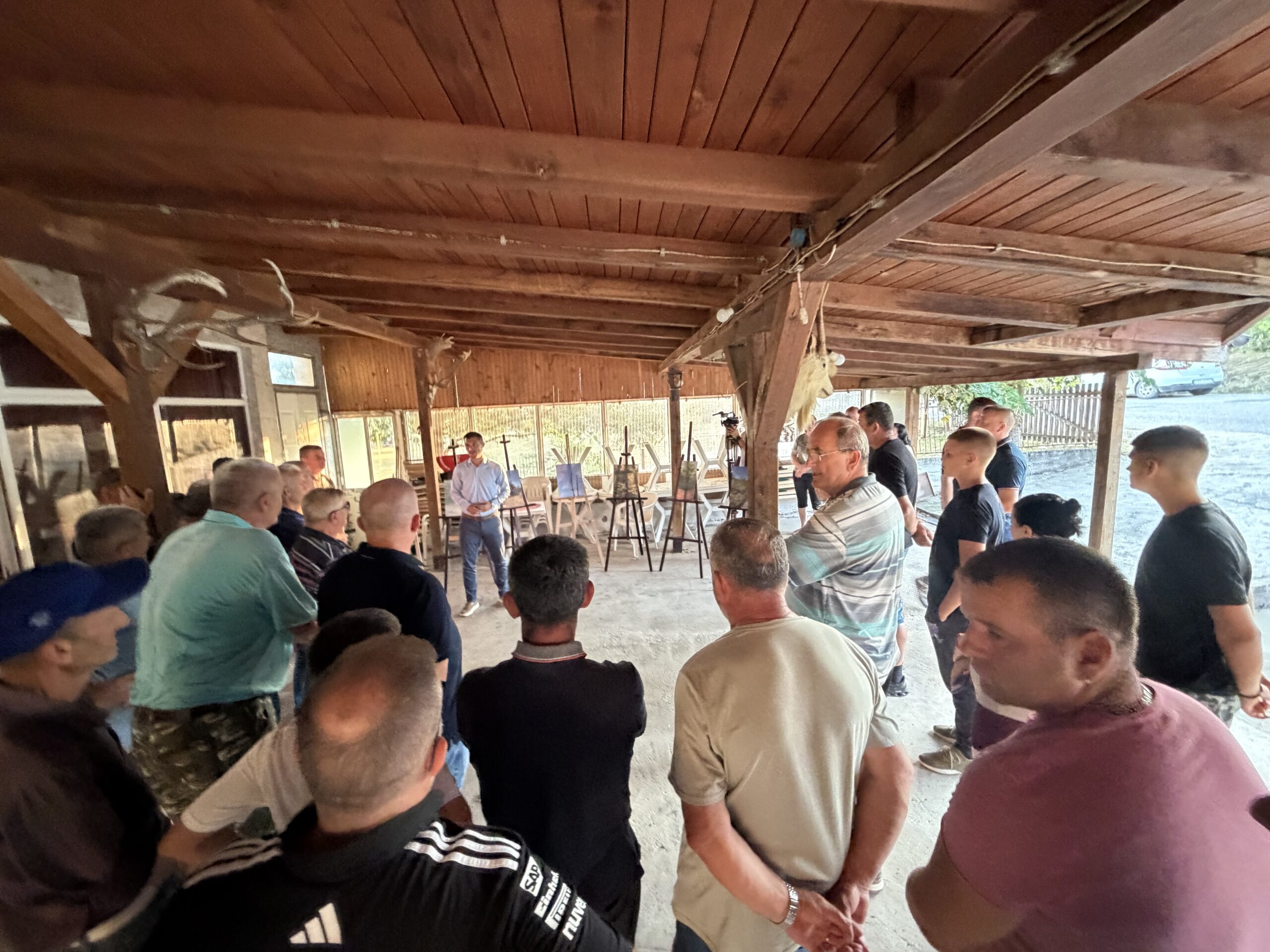 ŽIVOTI UGROŽENI „Prva izložba palih bandera“ u Kmećanima: Oštar protest zbog nestanaka struje i ignorisanja građana