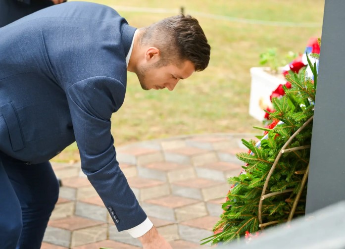 Kresojević položio cvijeće u Bok Jankovcu: Žrtva 16 boraca obavezuje na odgovornost i sistemsku podršku