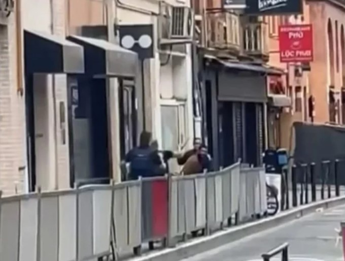 Napad nožem u Tuluzu: Dva policajca povrijeđena, napadač uzvikivao „Alahu akbar“