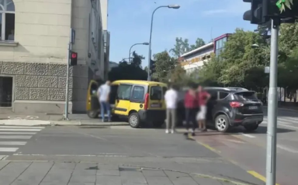 Udes u centru: Autom udario u zgradu Gradske uprave Banjaluka