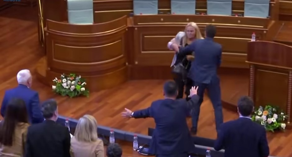 Kurti dobio jaja u glavu (VIDEO)