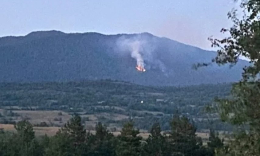 Šesti dan gori Crni vrh kod Petrovca, šumari sami gase požar (VIDEO)