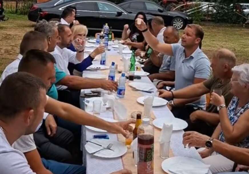 Uručeno 15 prasića za tov: Draško Stanivuković obišao višečlanu porodicu Puzić u Gradišci