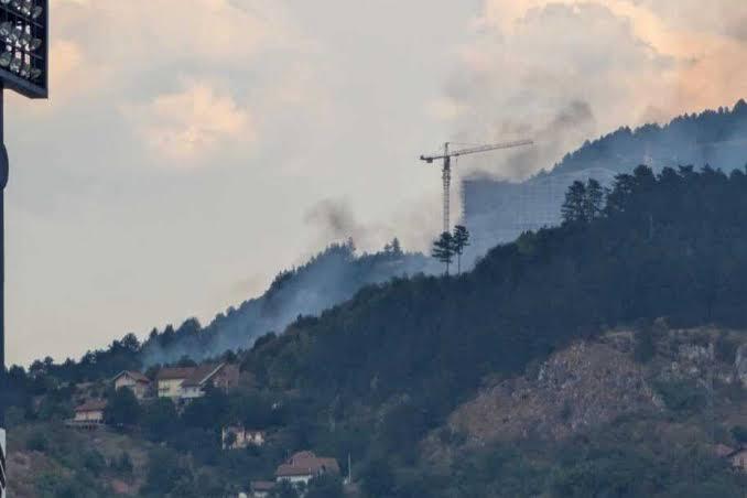 Požar na Trebeviću, vatrogasci idu na teren: “Zvali smo ljude i od kuće i sa godišnjih odmora”