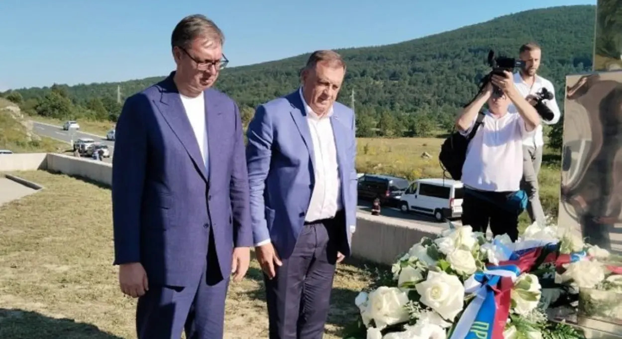 Dodik i Vučić odali poštu ubijenima na Petrovačkoj cesti
