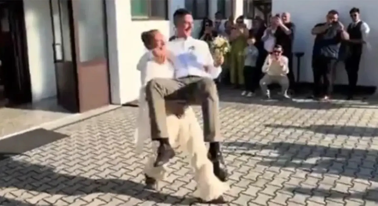 Hit snimak sa svadbe: Mlada prenijela mladoženju preko praga (VIDEO)