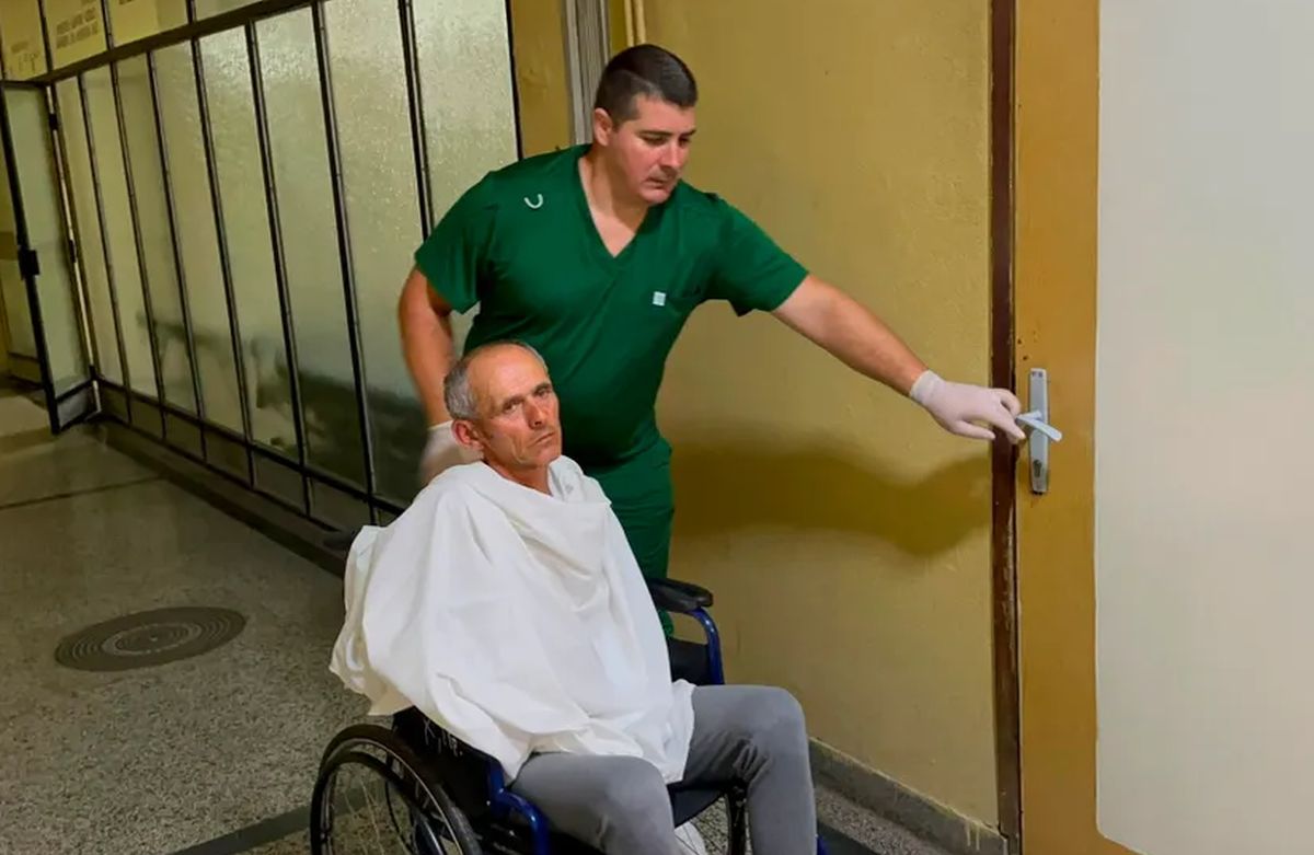 Kosovska policija upala u kuću Srbina, tukla ga, vezala za drvo i tražila da prizna ratni zločin UZNEMIRUJUĆE FOTO
