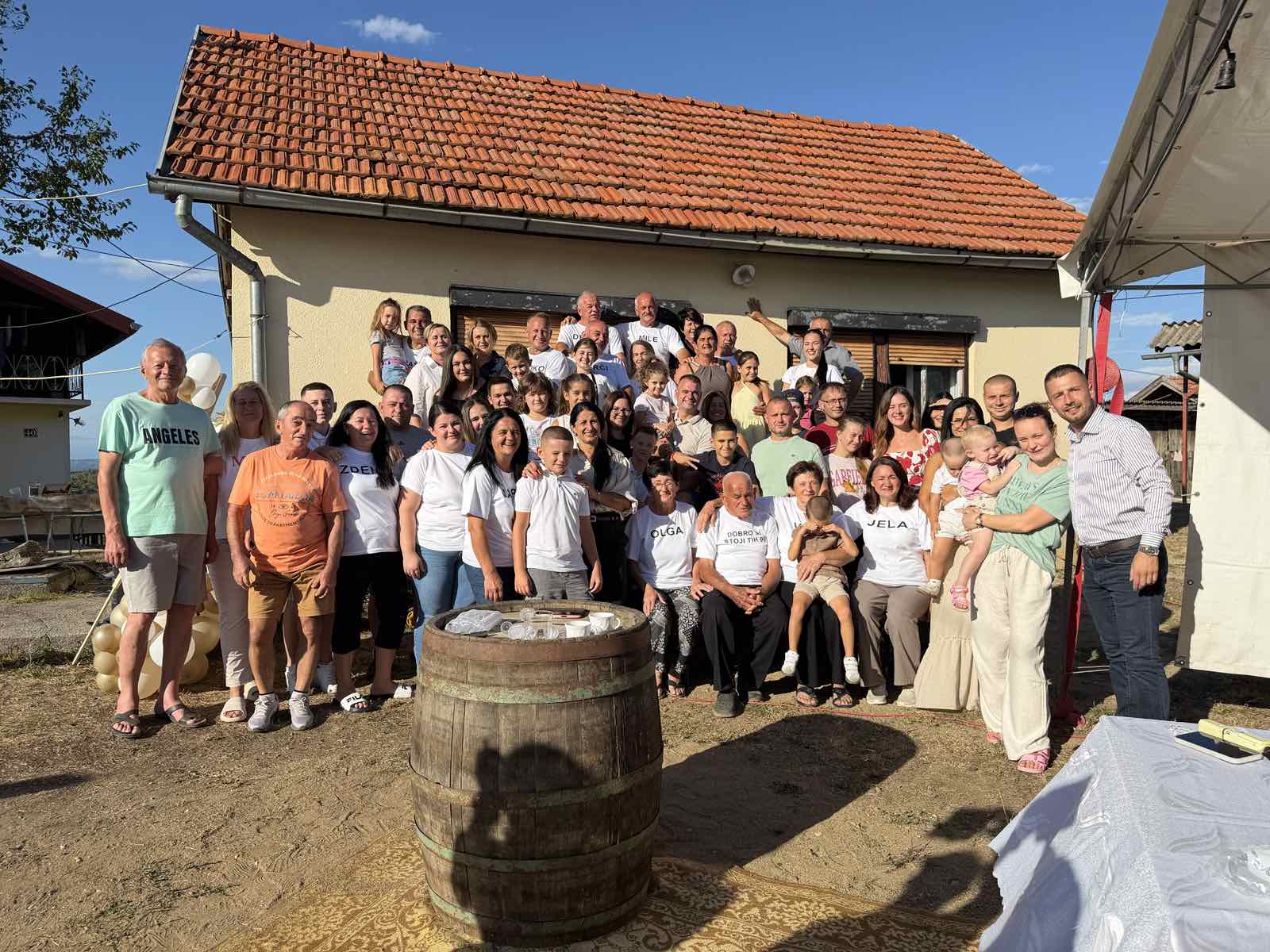 Devedeseti rođendan Stipe Jurića okupio više od 80 potomaka, a pod šator stigao i konj Soko (VIDEO)