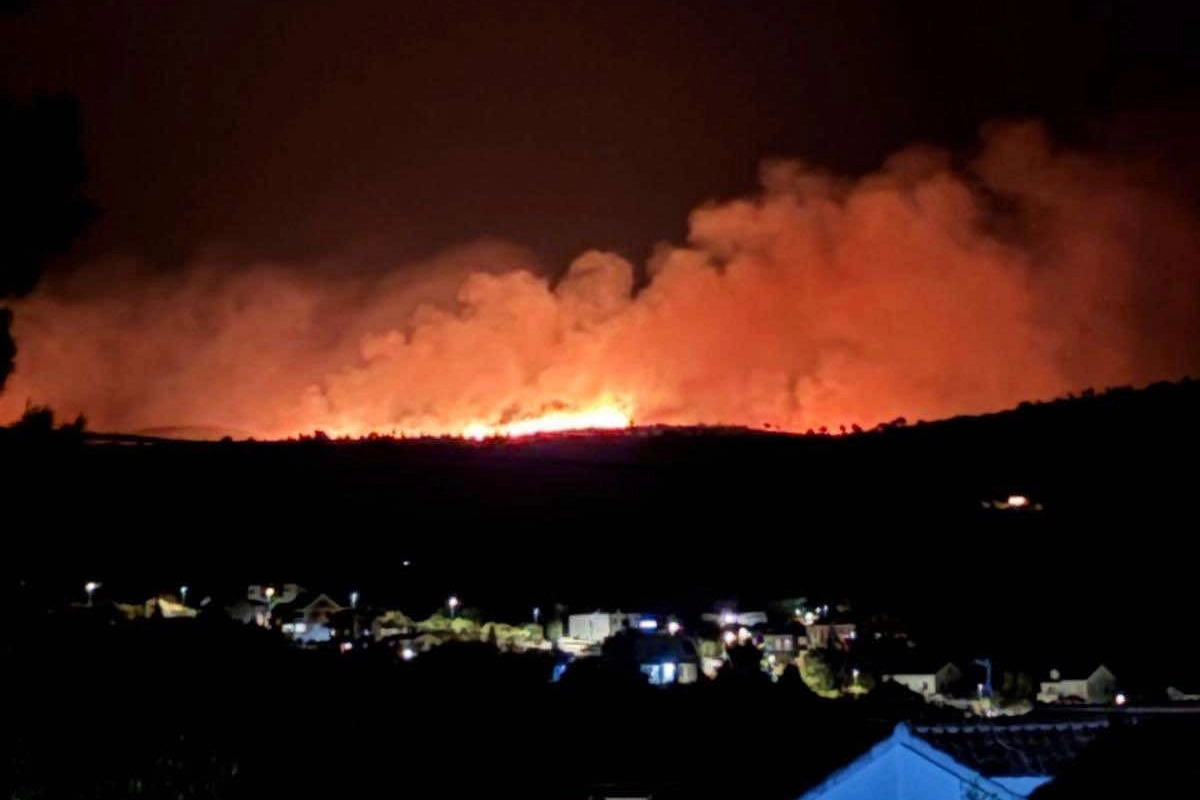 Teška noć na Braču: Sve je u dimu, vatrogasci vode veliku borbu (VIDEO)