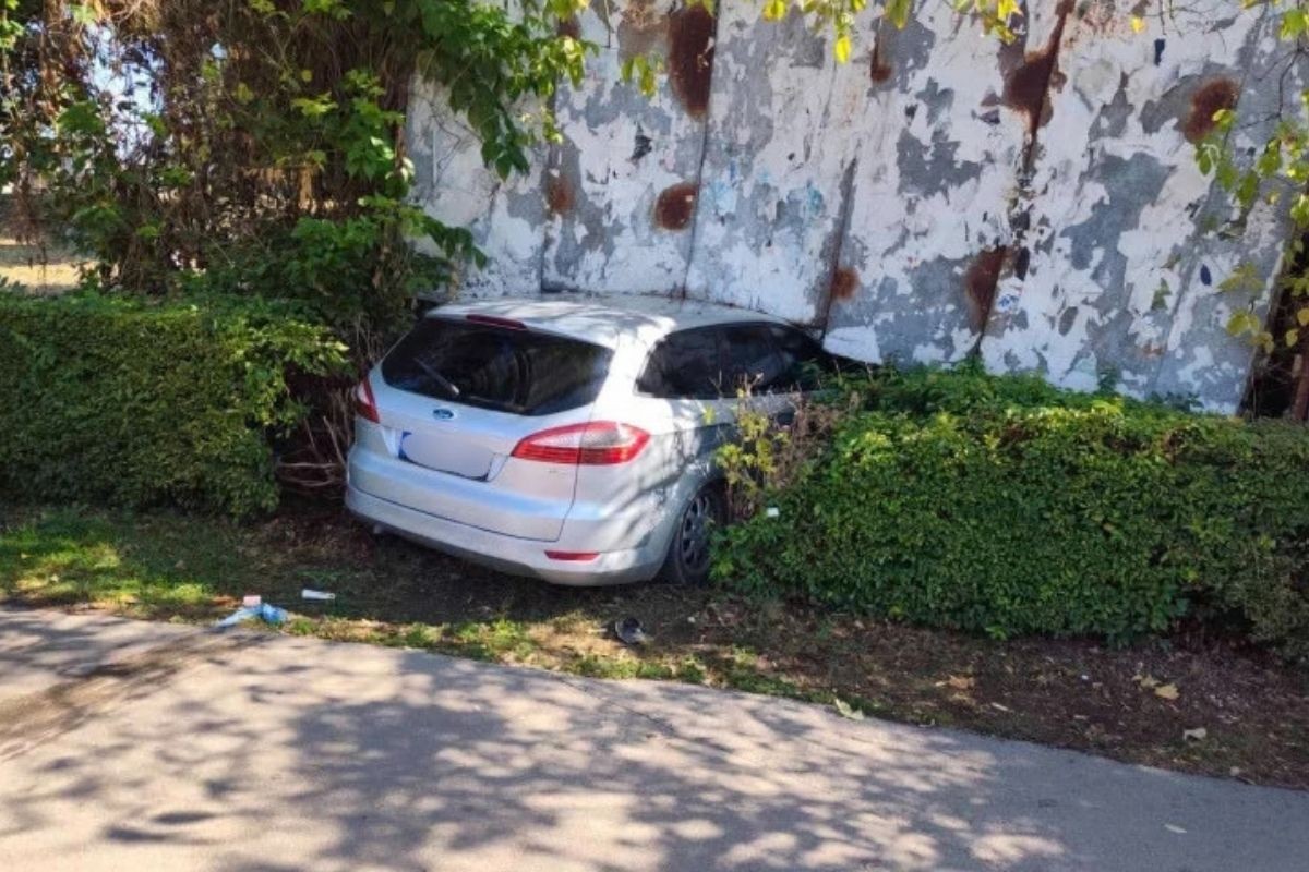 Detalji nezgode u Banjaluci: Vozaču ispao telefon, pa izgubio kontrolu (VIDEO)
