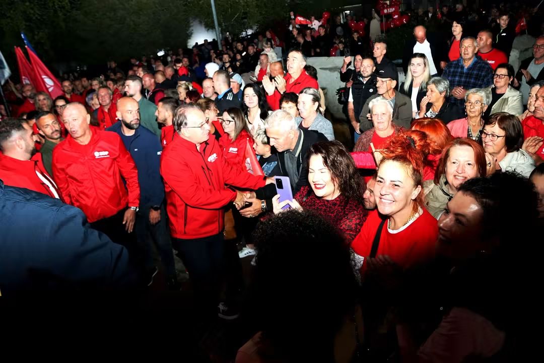 SDP BiH u Gornjem i Donjem Vakufu: Pred građanima svijetla obraza govorimo o urađenom! (FOTO)