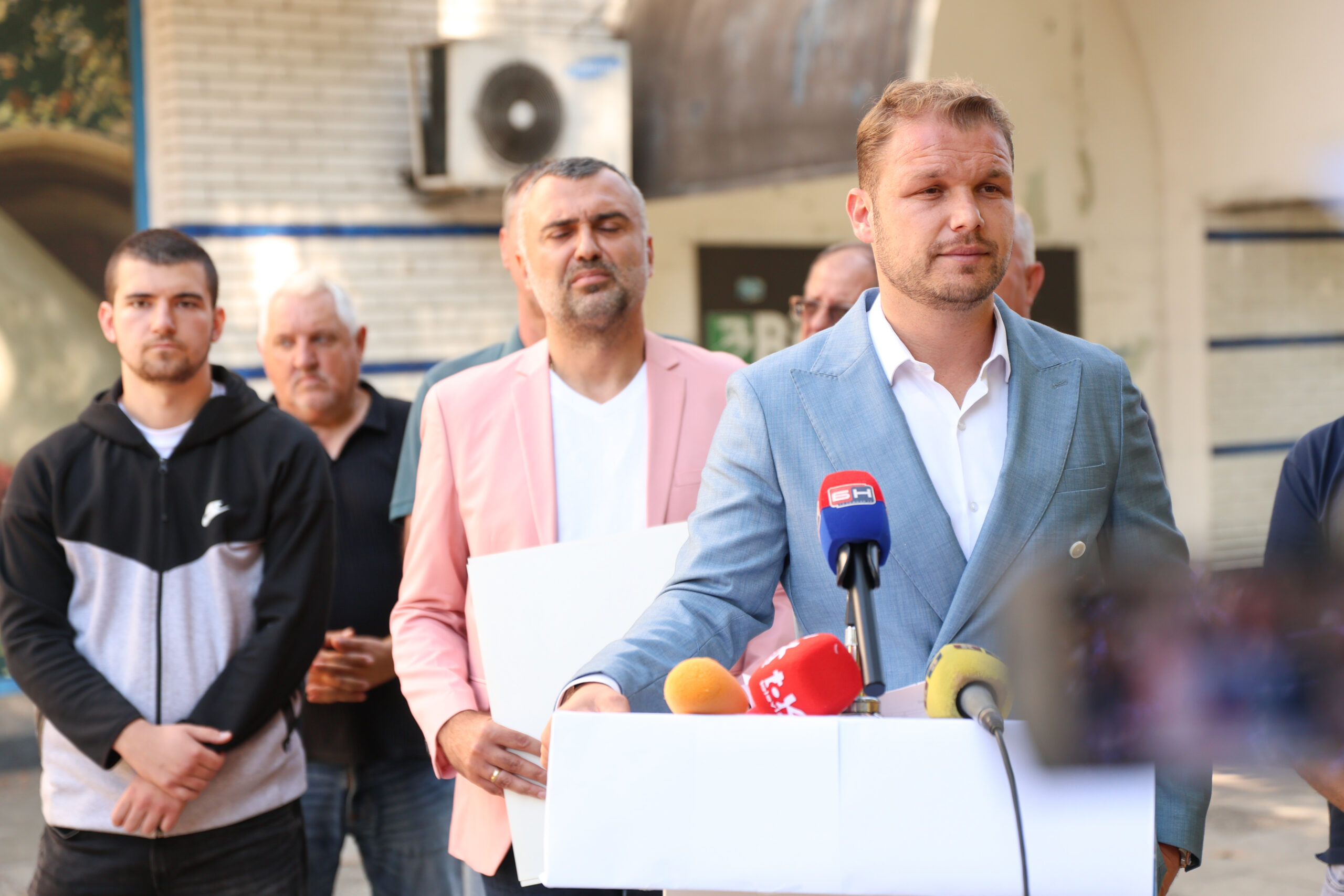 Stanivuković u Tesliću: Vlada Srpske sistemski izvlači novac kroz javne nabavke i nekretnine