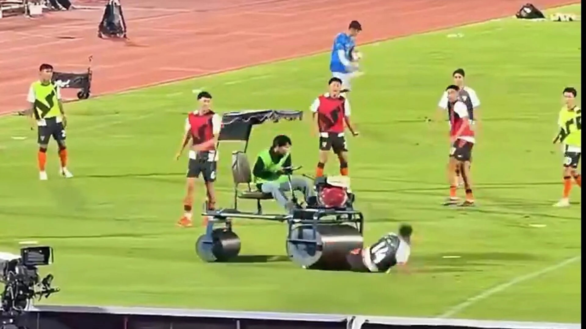Bivšeg reprezentivca Engleske pregazio valjak (VIDEO)