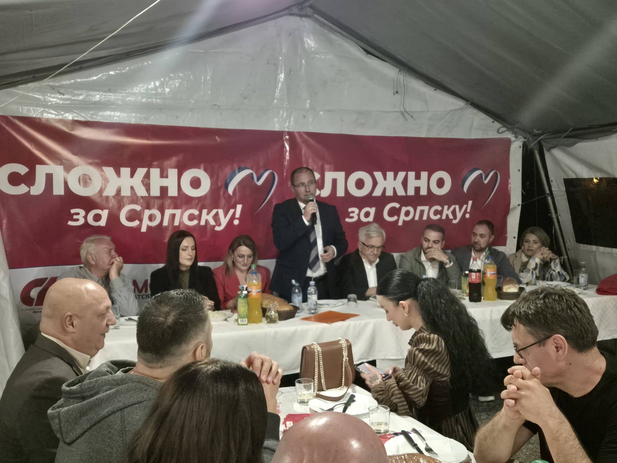 Prepuna tribina u Rekavicama: DEMOS i koalicioni partneri okupili veliki broj građana