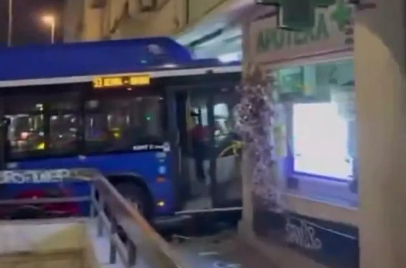 Haos u Beogradu: Autobus udario u dva taksija, povrijeđeno pet osoba