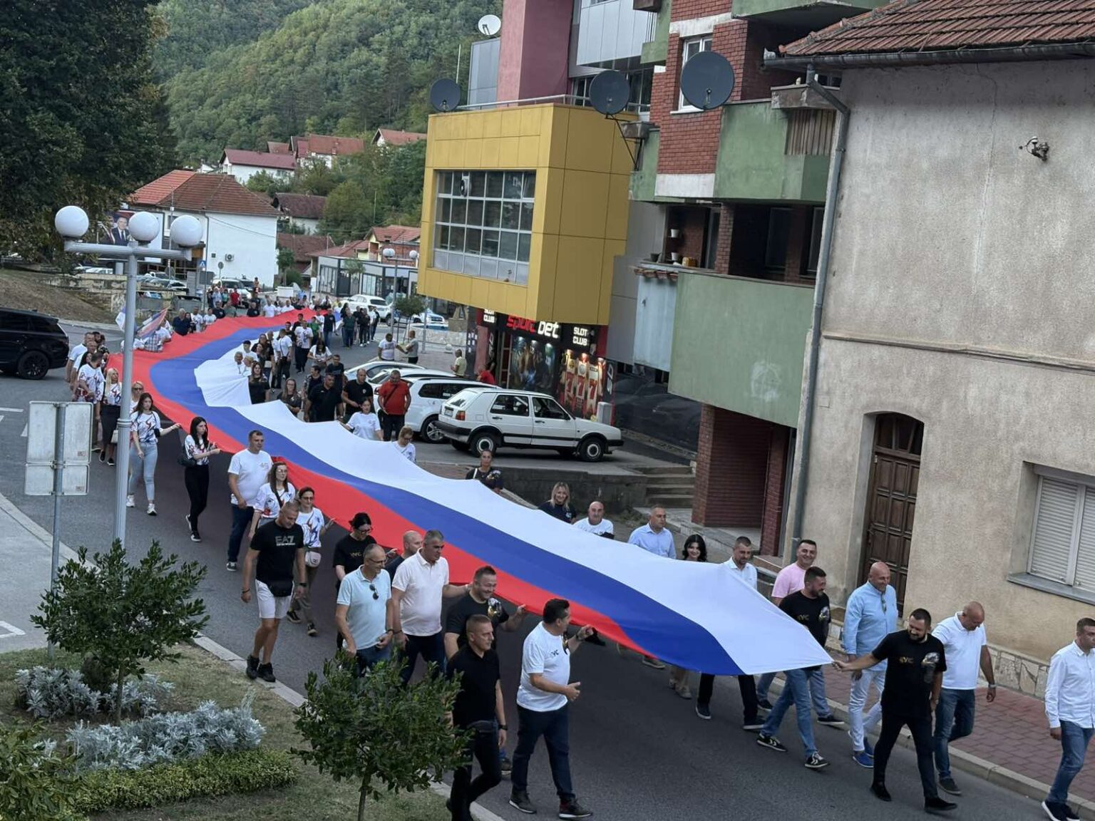 Razvijena trobojka duga 75 metara: Ujedinjena Srpska iz Srebrenice poručila da jedina ima plan za opstanak malih opština