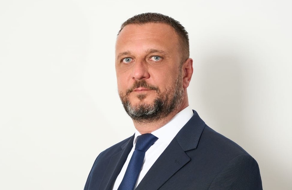 “NE MOŽEMO MLADIMA SAMO GOVORITI DA OSTANU, MORAMO IM DATI RAZLOG!” Siniša Bajić (US) otkriva šta iz privrede donosi u politiku i zašto ne daje lažna obećanja!