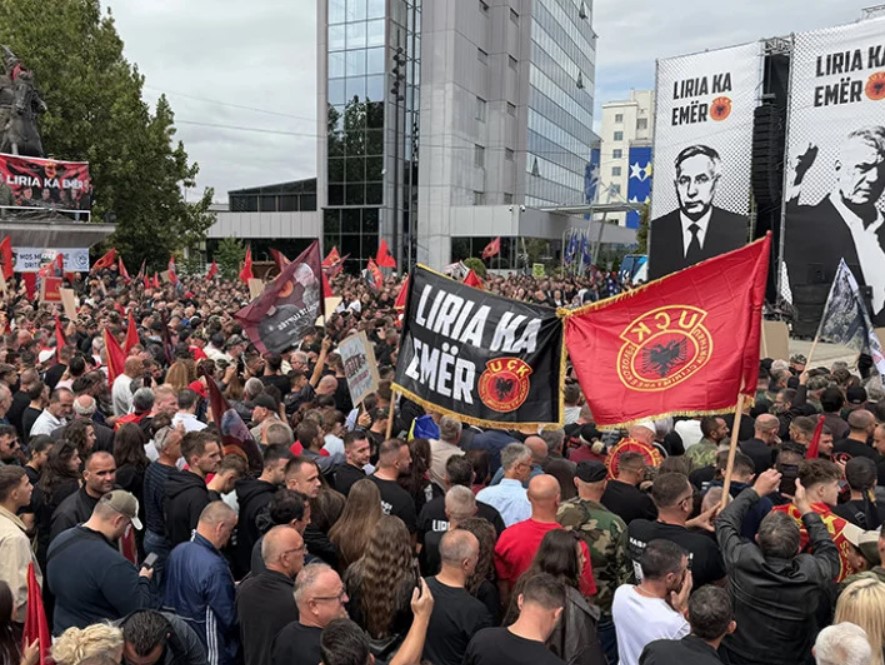 Pristalice tzv. OVK kamenicama i pirotehnikom i noćas gađali sjedište Euleksa, uvredljive poruke na račun Srba