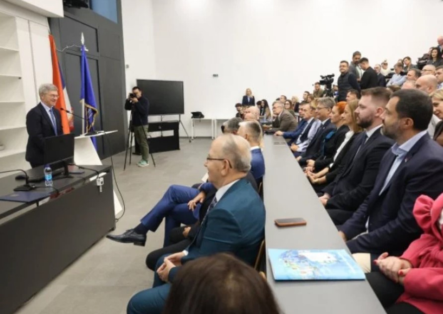 Džefriju Saksu uručen počasni doktorat Univerziteta u Banjaluci