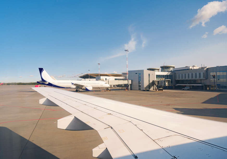 AUTOM UDARIO U AVION Državljanin BiH napravio nesvakidašnji sudar na aerodromu