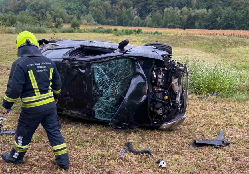 Automobil sletio s puta kod Banjaluke, povrijeđene tri osobe