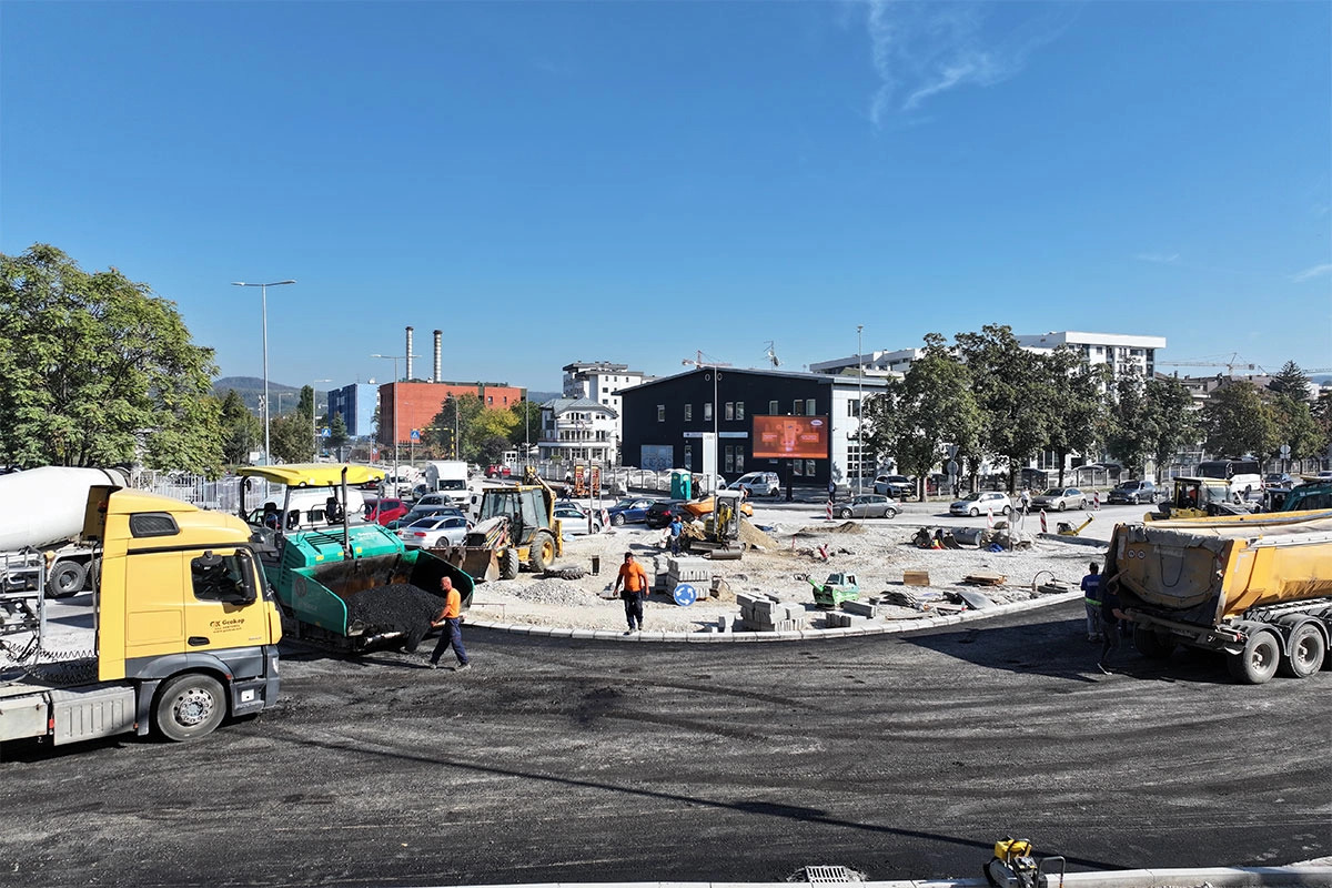 Napokon počelo asfaltiranje kružnog toka kod “Audi servisa” u Banjaluci (VIDEO)