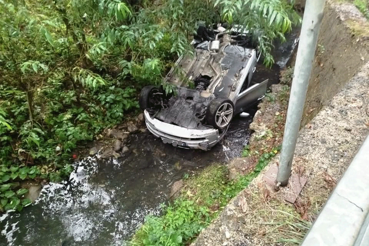 Saobraćajna nezgoda u Banjaluci: Automobil završio na krovu u kanalu