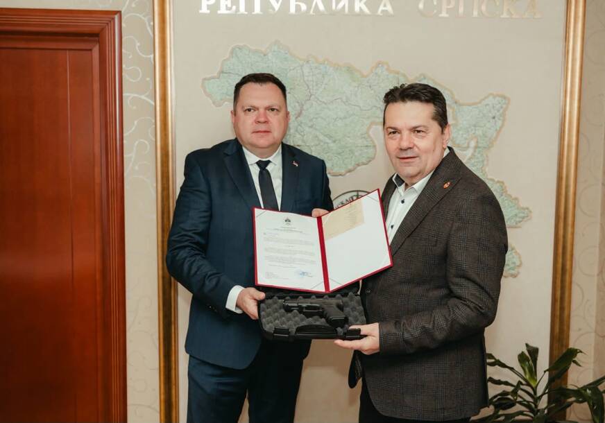 Budimir poklonio Stevandiću pištolj „Glock 19“: Zahvalnost za podršku i doprinos razvoju MUP RS