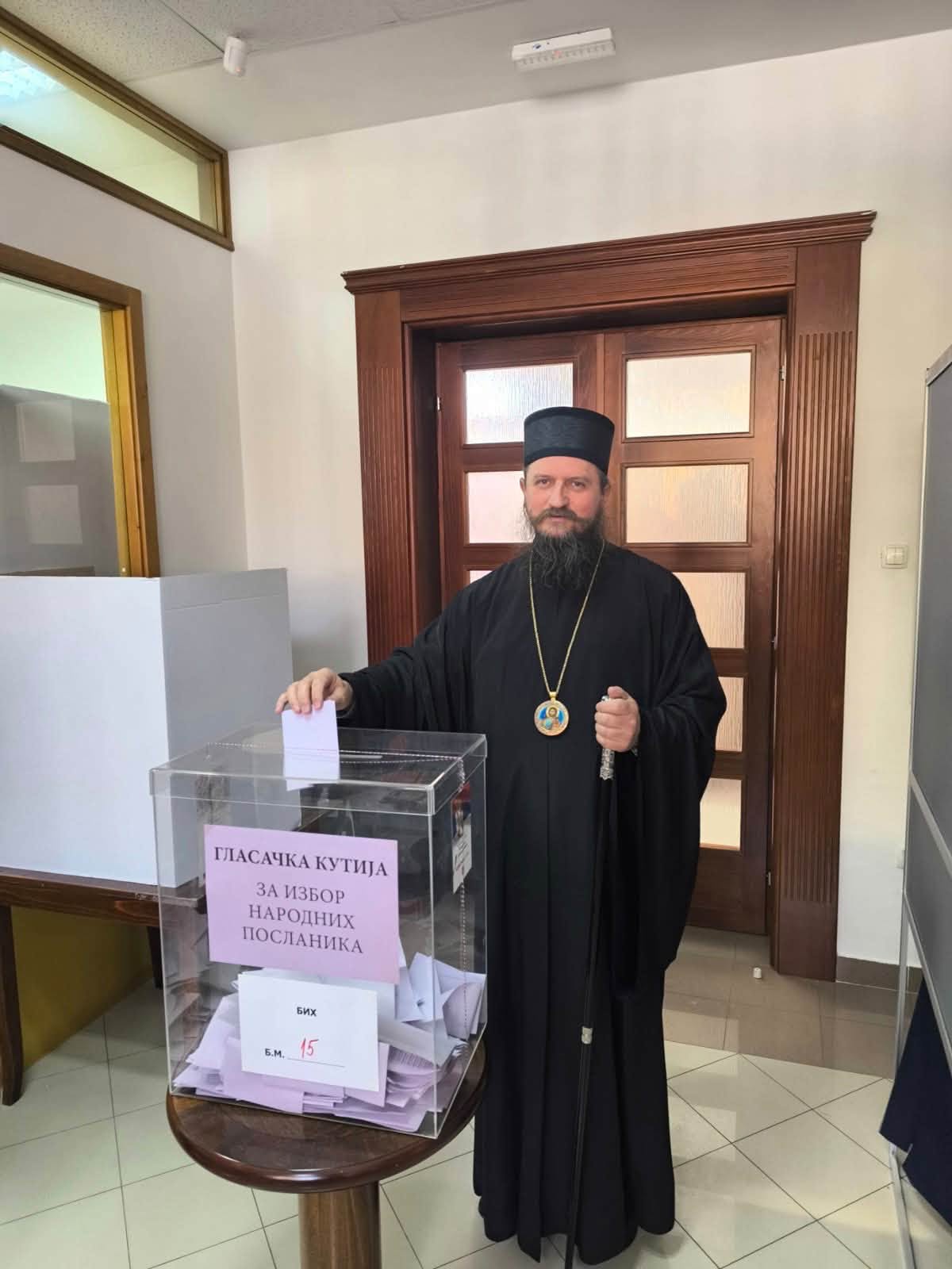 VLADIKA SERGIJE GLASAO U DRVARU: Svoj glas dao u konzularnoj kancelariji