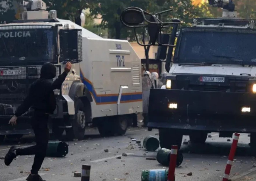 Haos na ulicama Tirane: Studenti zapalili zgradu ministarstva i banku
