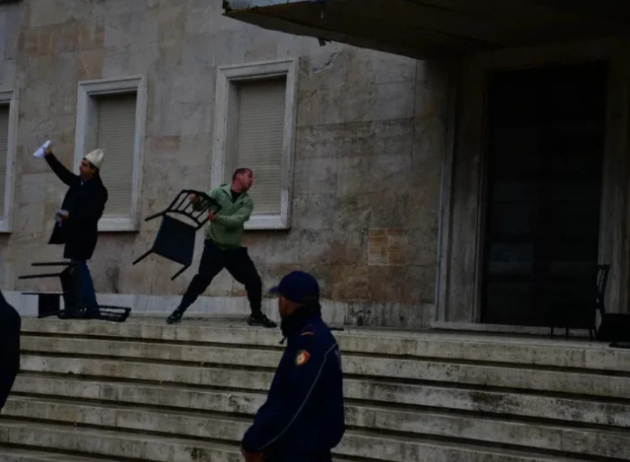 Nastavlja se haos: Demonstranti pokušavaju da upadnu u Ramin kabinet