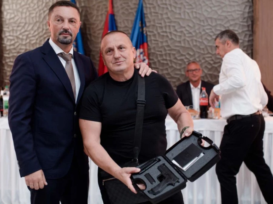 Slavenko Ristić uručio pištolj Relji Jovanoviću u znak zasluga u Odbrambeno-otadžbinskom ratu