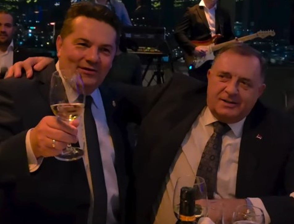 DODIK I STEVANDIĆ ZAPJEVALI „RUZMARIN“: Sa proslave 60. Stevandićevog rođendana poslali poruku podrške Vučiću