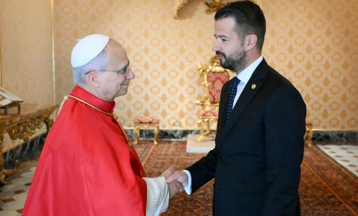 Milatović poklonio papi reket, rekao mu da je Novak Crnogorac, Lav XIV ga ispravio