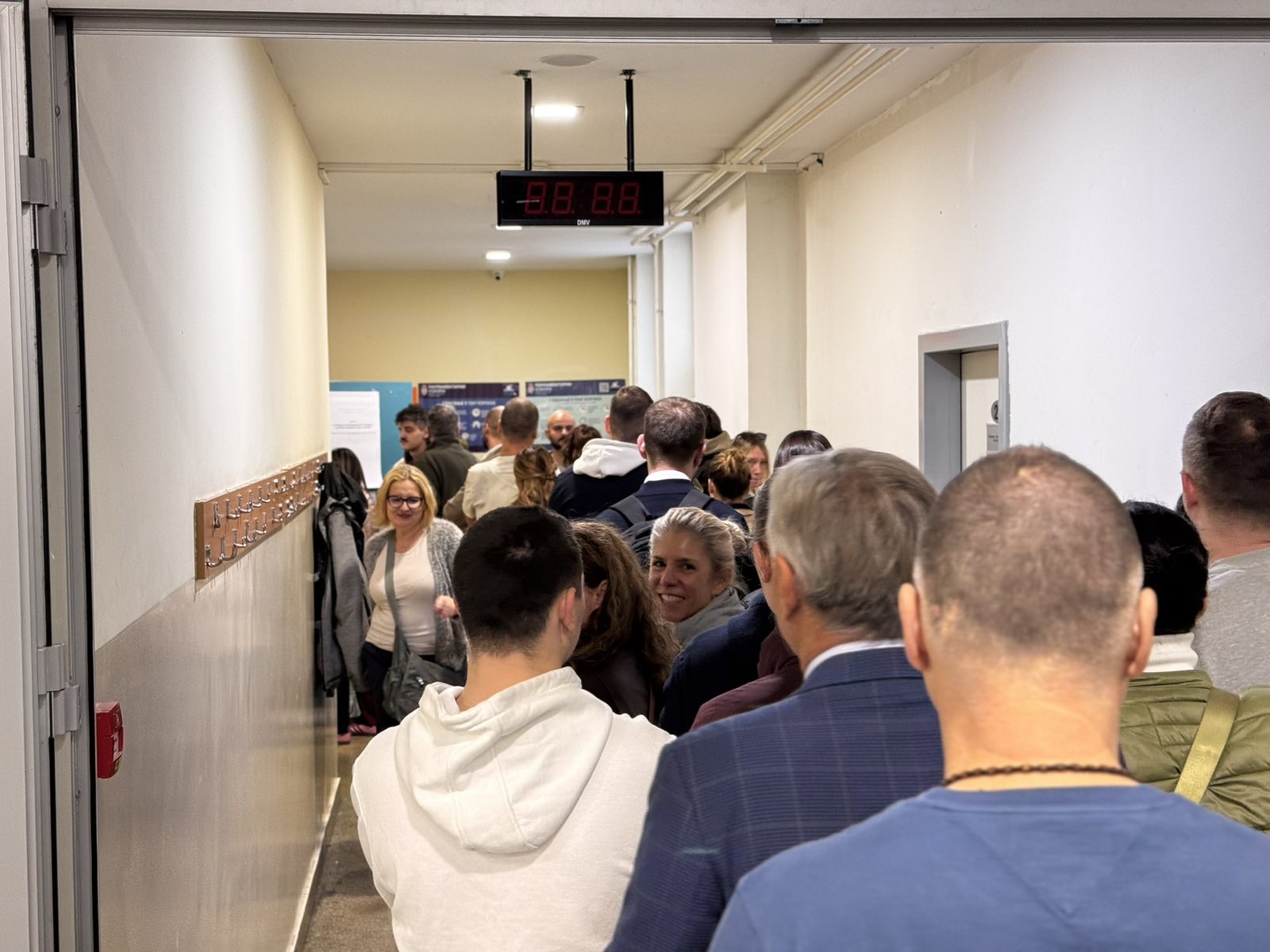Izbori u Srbiji: Birači čekali i dva časa prije otvaranja birališta